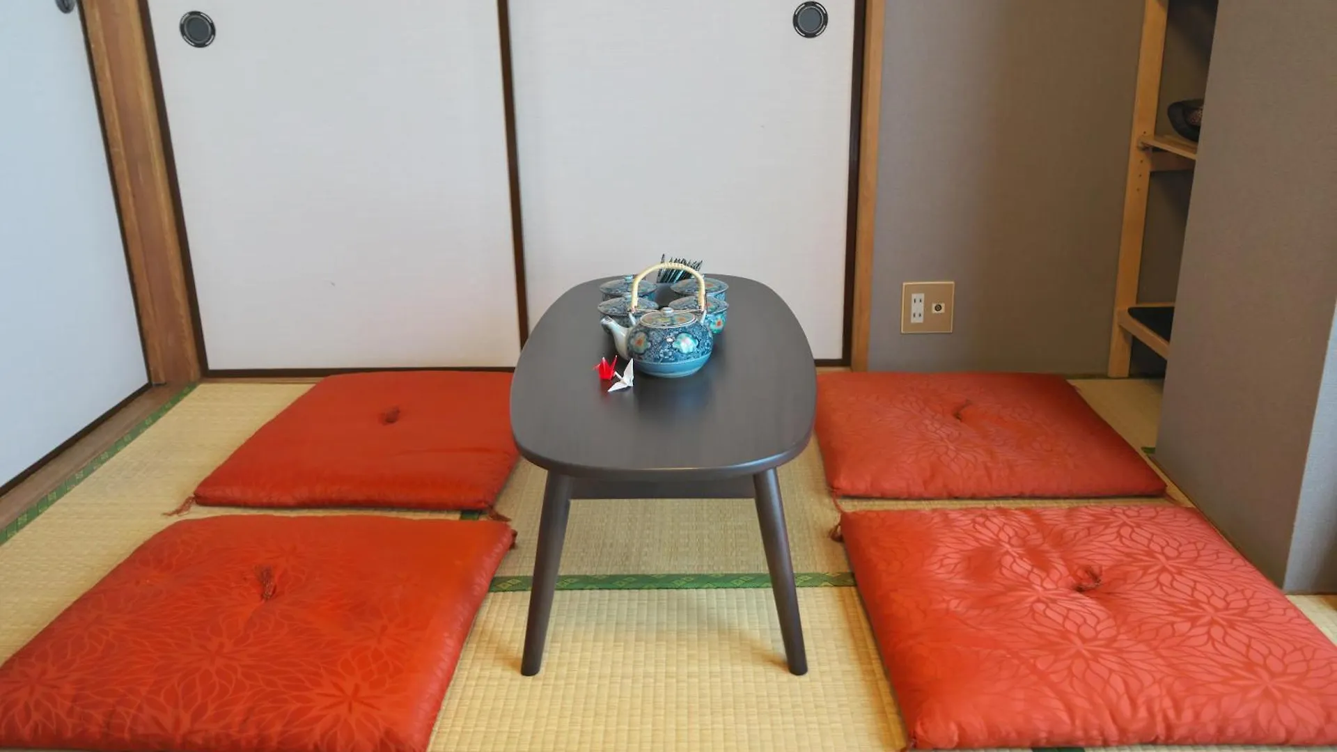 Apartment Zen Abode Japanese-Style And Modern Western-Style Rooms Tokyo
